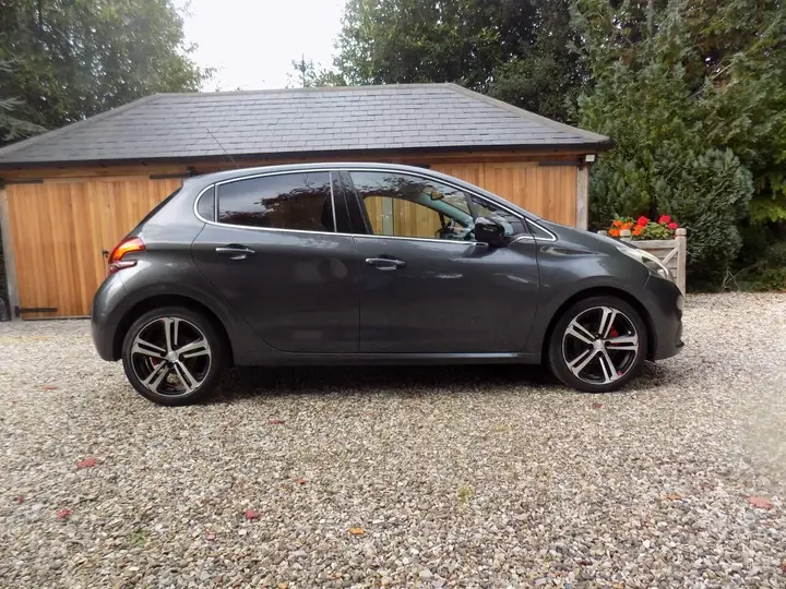 Peugeot 208 2015 photo 3