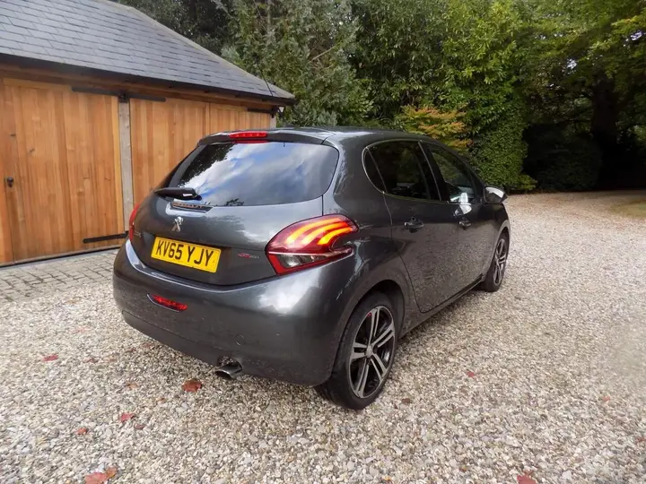 Peugeot 208 2015 photo 5