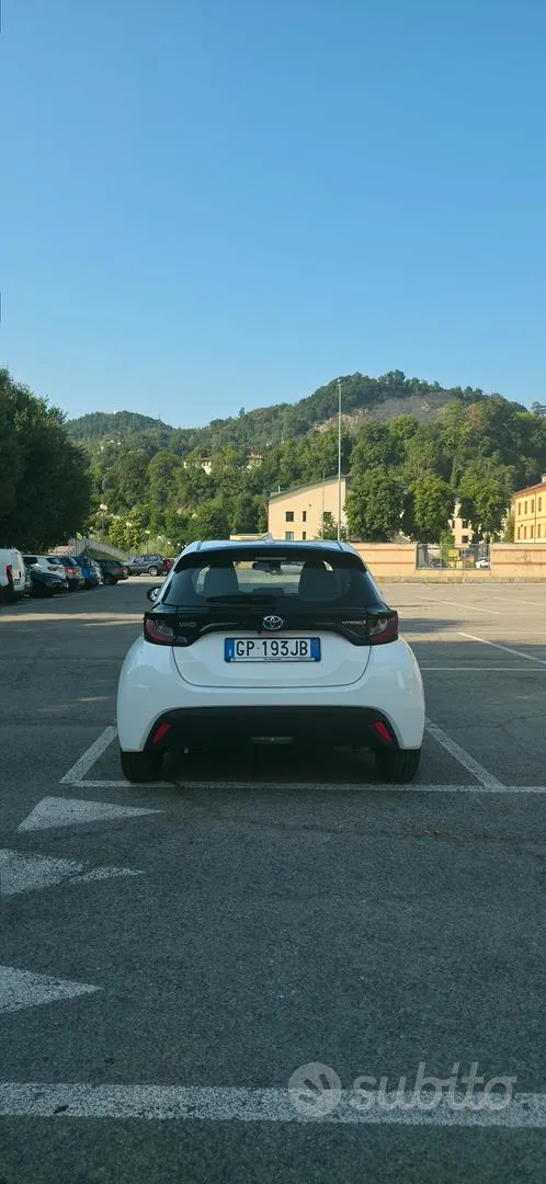 Toyota Yaris 2023 photo 2