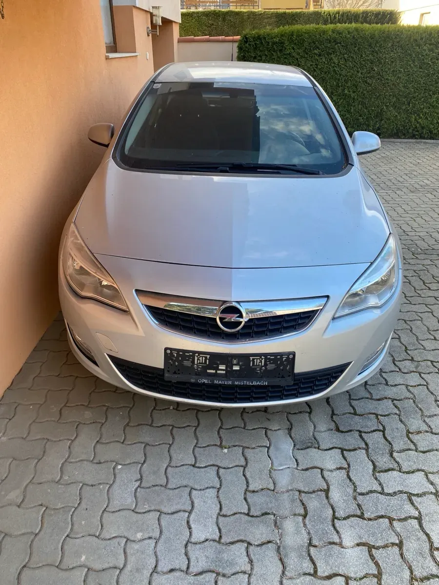 Opel Astra 2011 photo 2