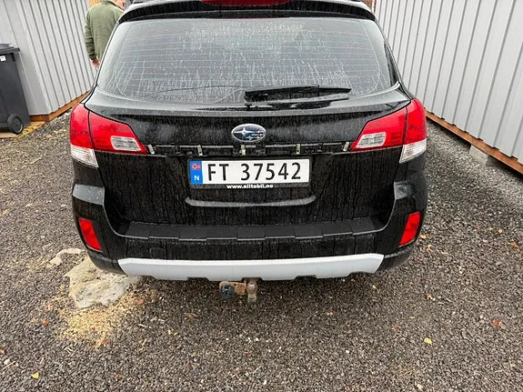 Subaru Outback 2011 photo 2