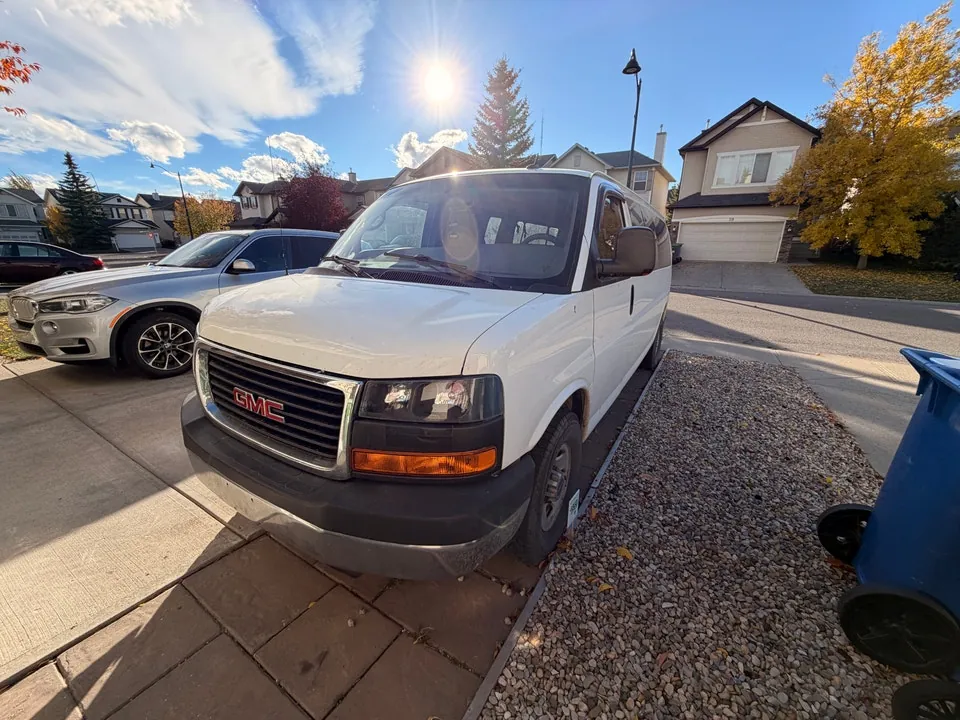 GMC Savana 2011 photo 2
