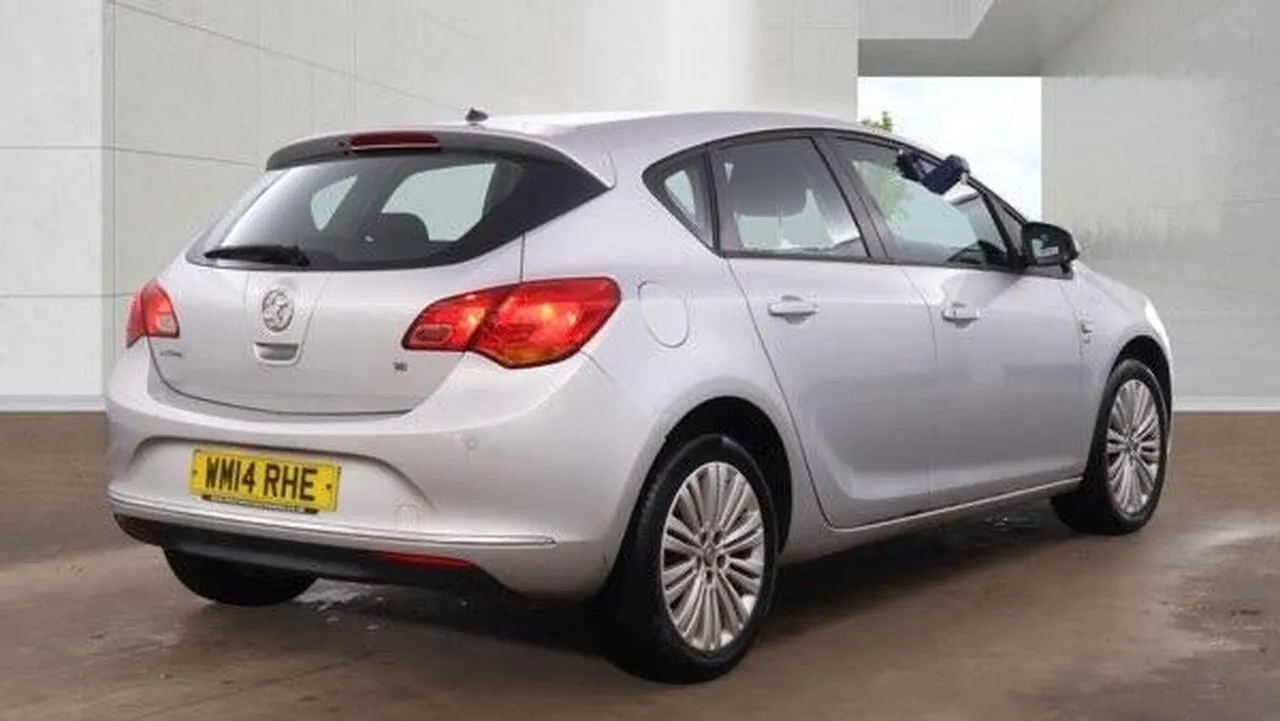 Vauxhall Astra 2014 photo 2