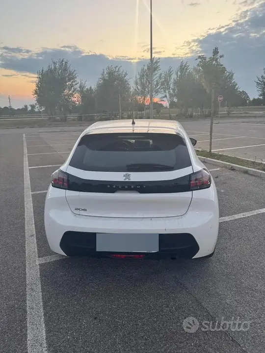 Peugeot 208 2023 photo 2