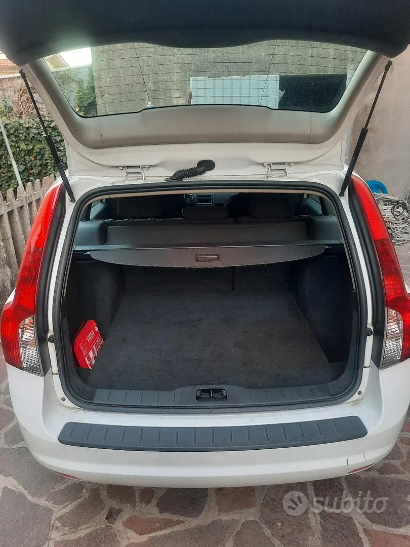 Volvo V50 2012 photo 2