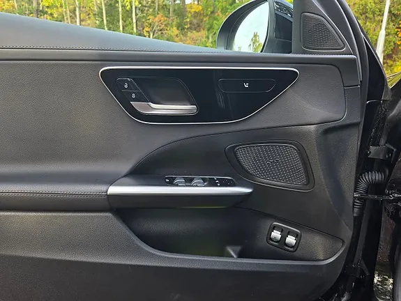 Mercedes-Benz C300 E 2024 photo 3