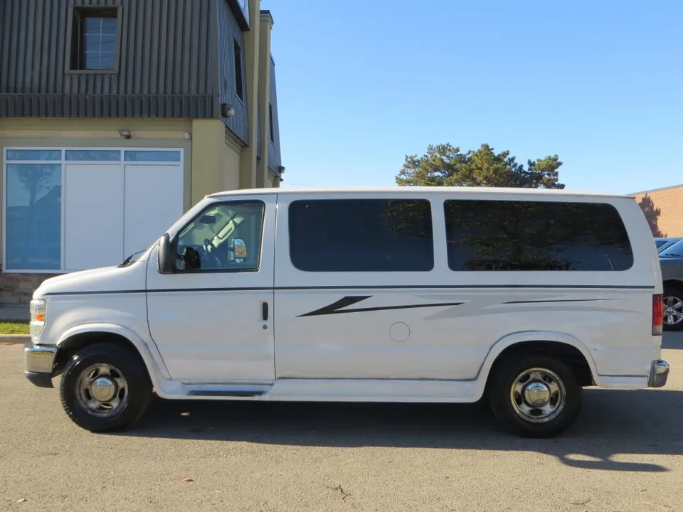Ford E-150 2012 photo 4