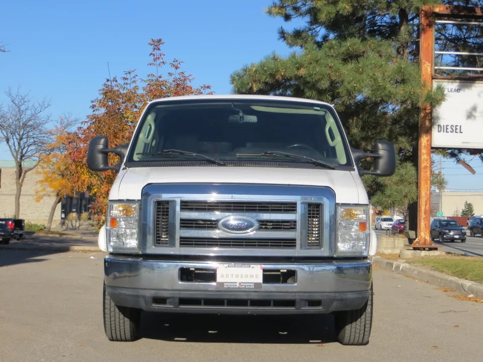 Ford E-150 2012 photo 2