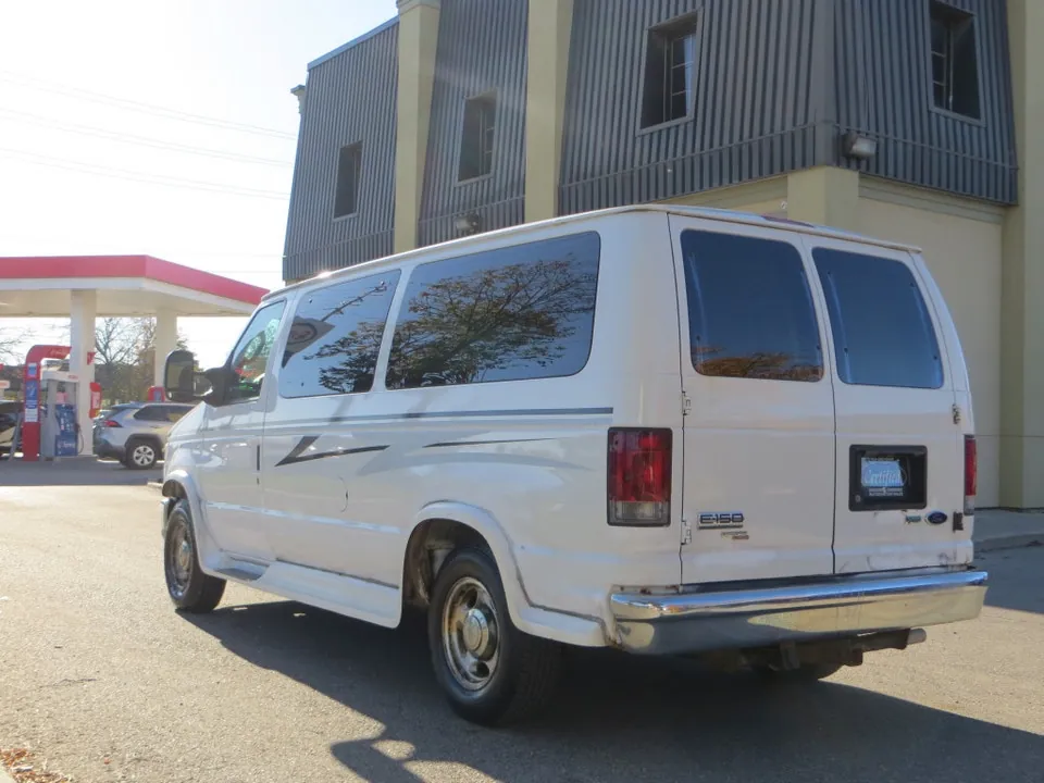 Ford E-150 2012 photo 5
