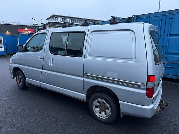 Toyota Hiace 2011 photo 4
