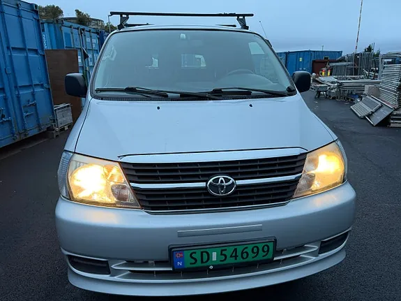 Toyota Hiace 2011 photo 2