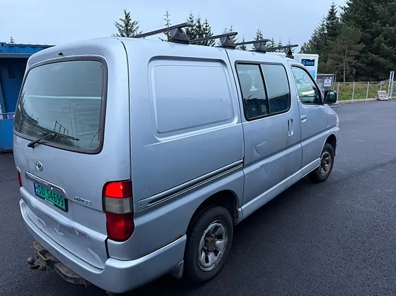 Toyota Hiace 2011 photo 3