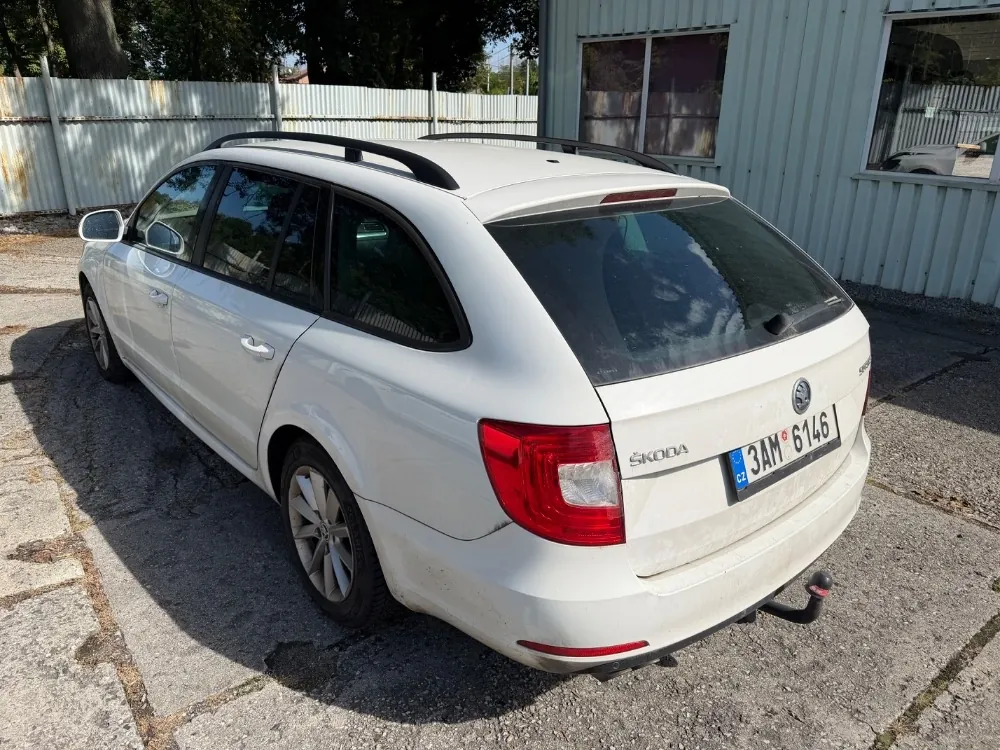 Skoda Superb 2013 photo 4