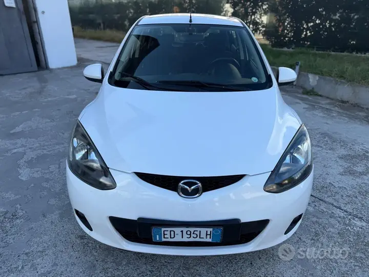 Mazda 2 2010 photo 4