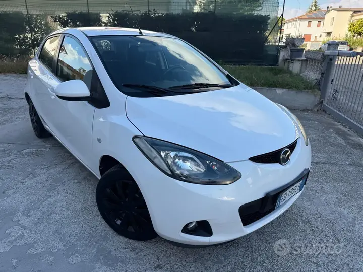 Mazda 2 2010 photo 2