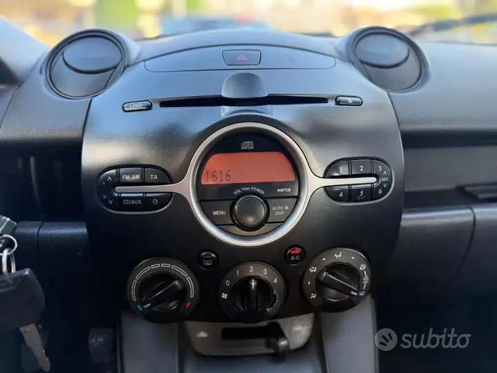 Mazda 2 2010 photo 3