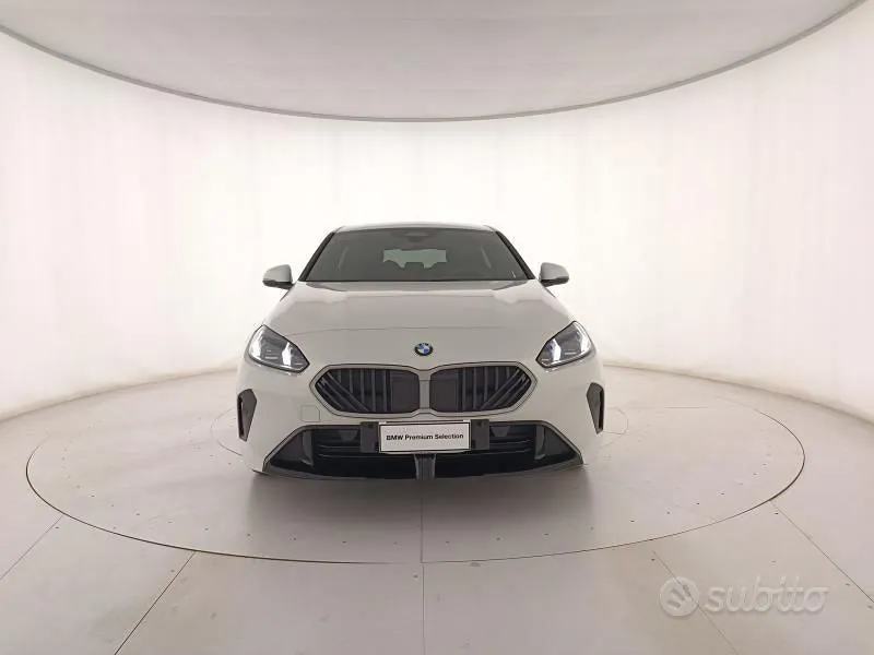 BMW 1 Series 2025 photo 2