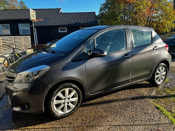 Toyota Yaris 2013 photo 2