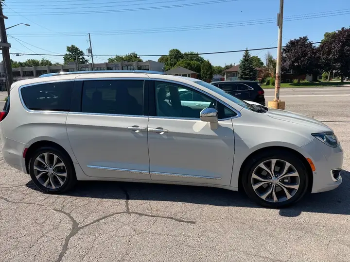 Chrysler Pacifica 2017 photo 3