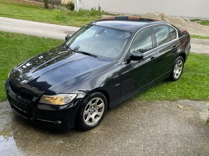BMW 3 Series 2010 photo 2