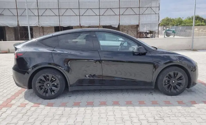 Tesla Model Y 2023 photo 2