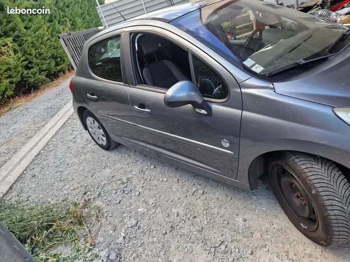 Peugeot 207 2008 photo 2