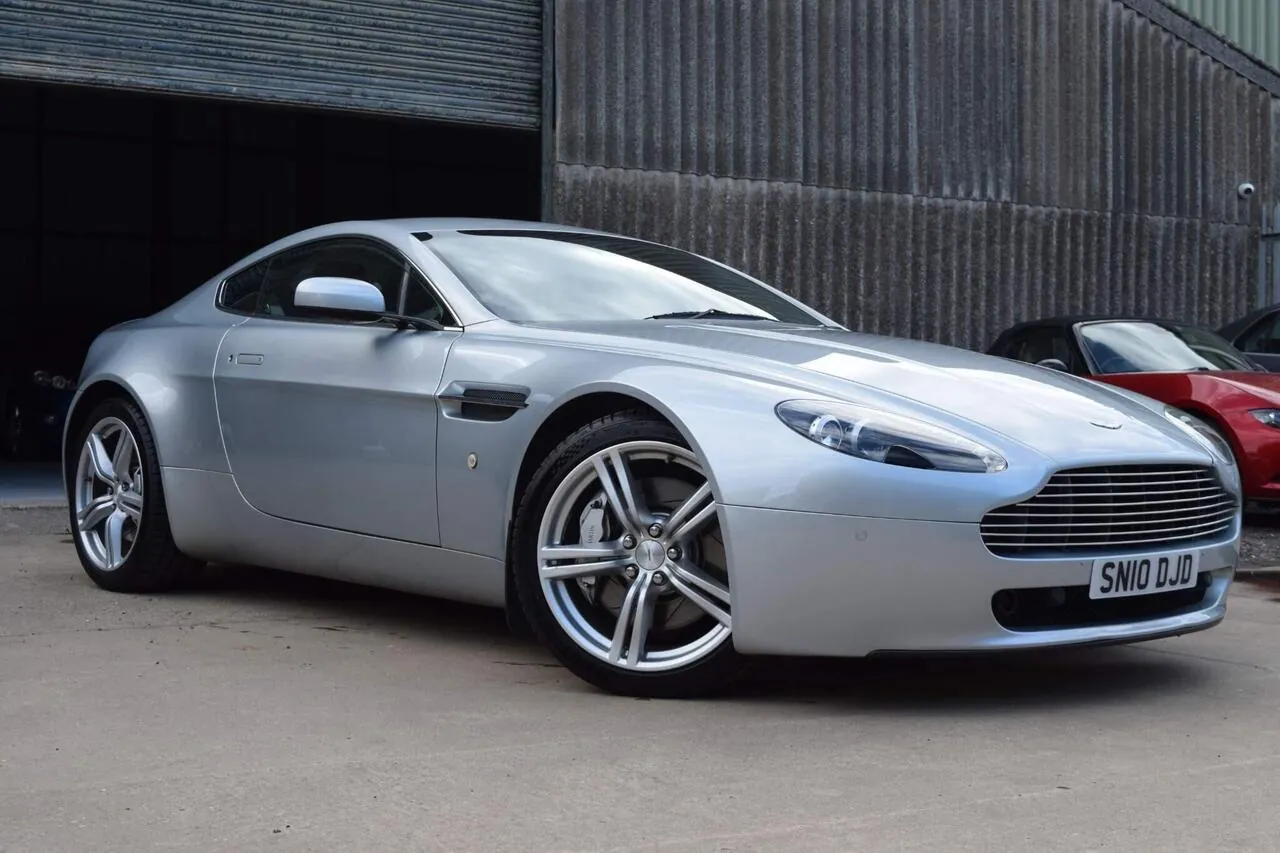 Aston Martin Vantage 2010 photo 2