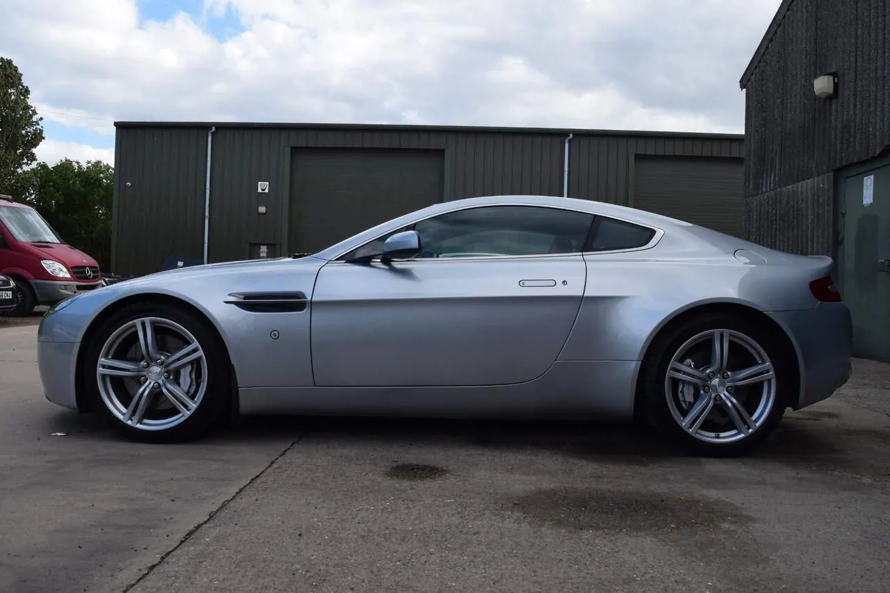 Aston Martin Vantage 2010 photo 5