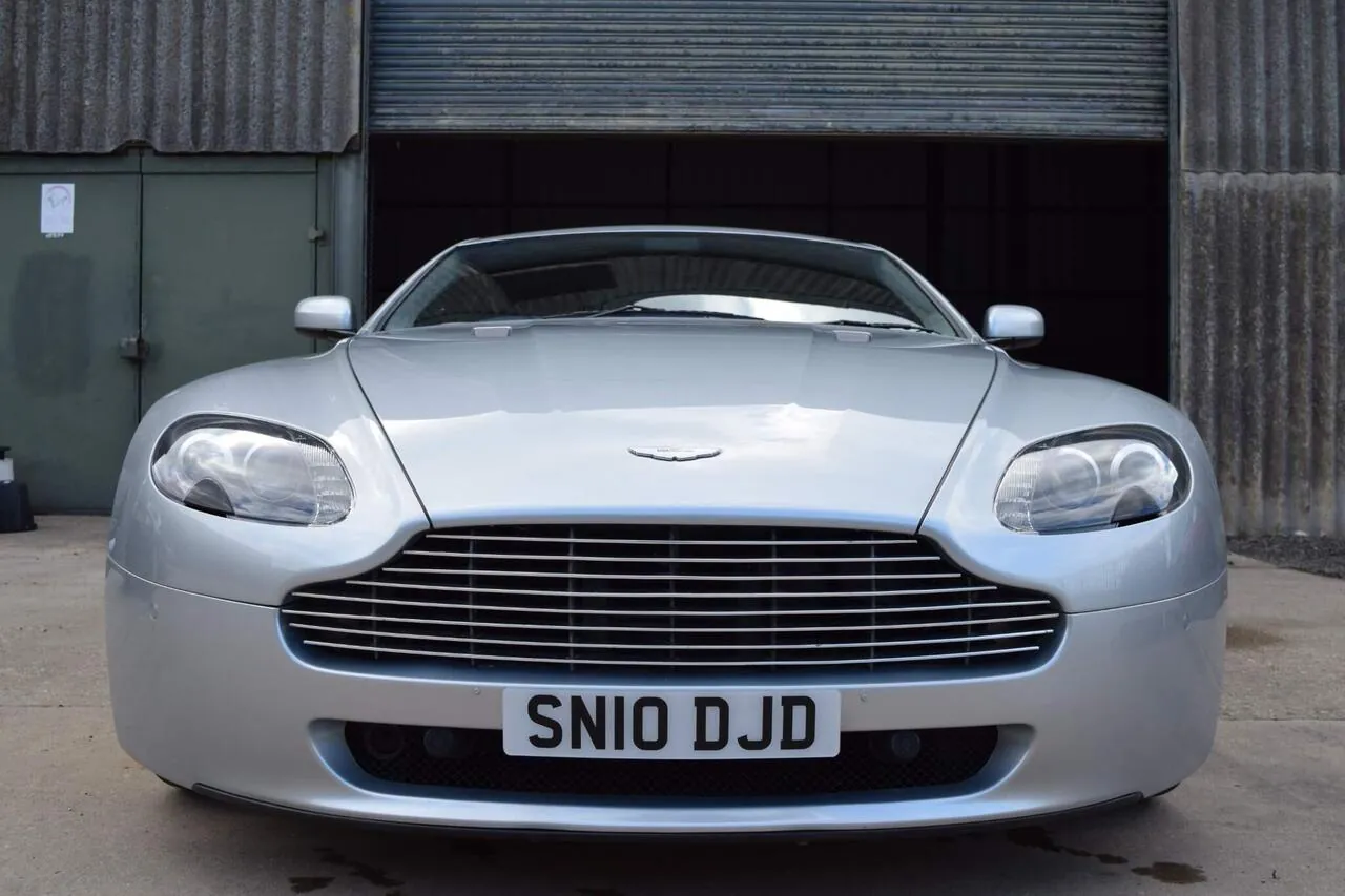 Aston Martin Vantage 2010 photo 3
