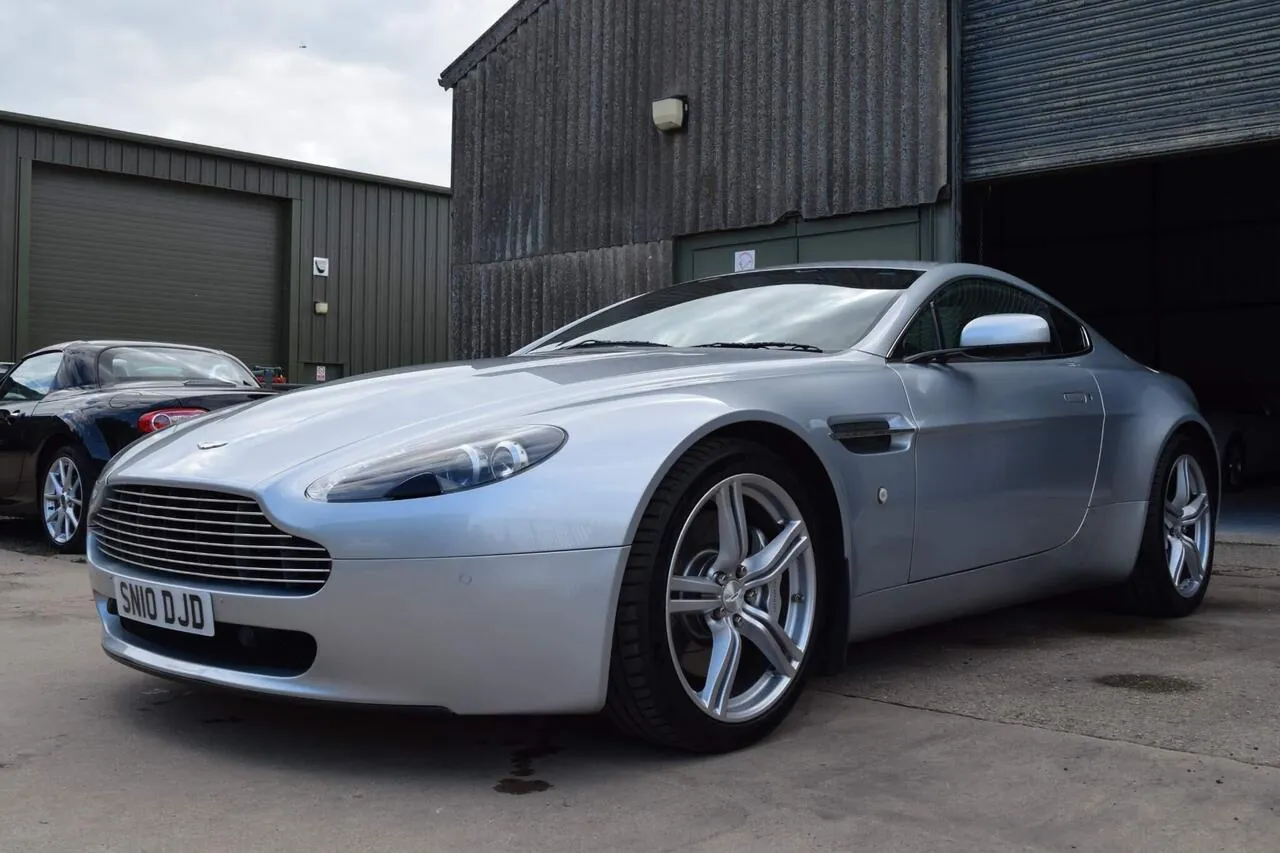 Aston Martin Vantage 2010 photo 4