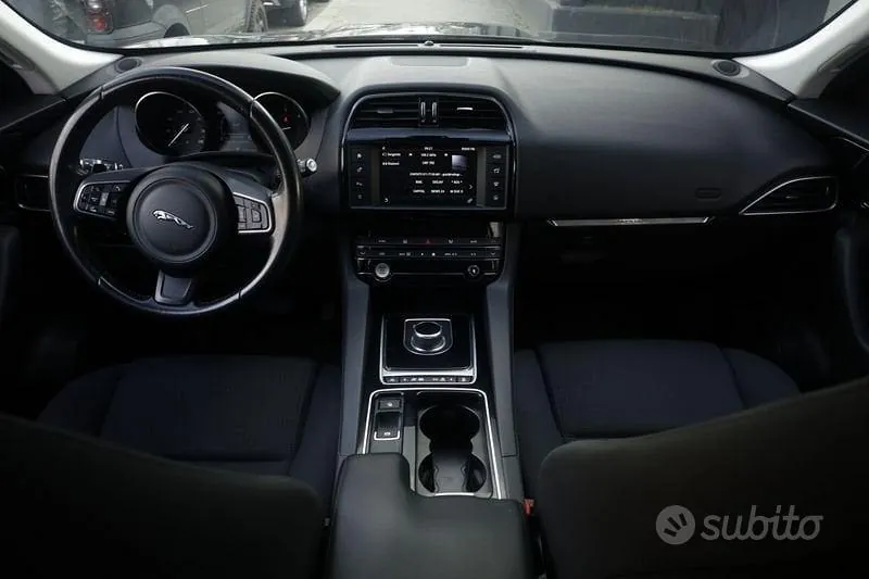 Jaguar F-Pace 2017 photo 2