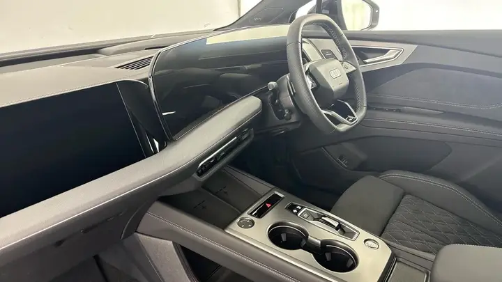Audi Q4 E-Tron photo 2