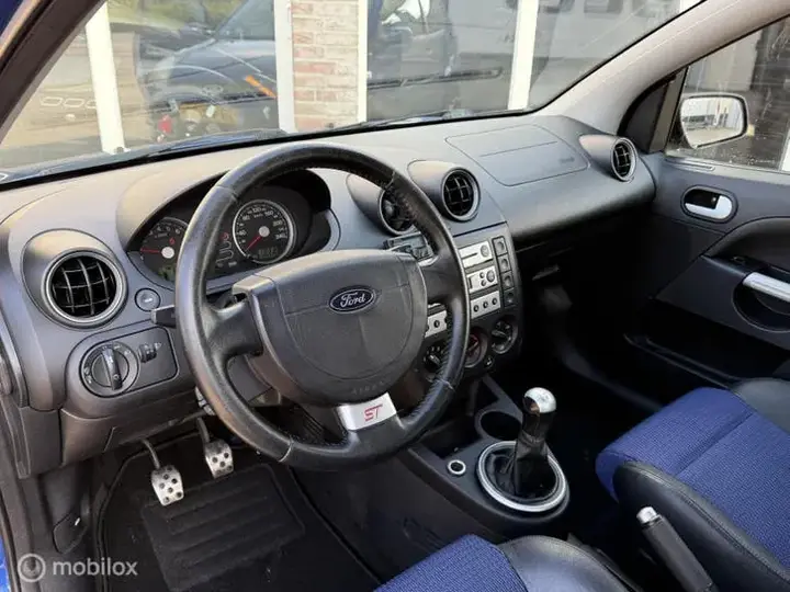 Ford Fiesta 2005 photo 2