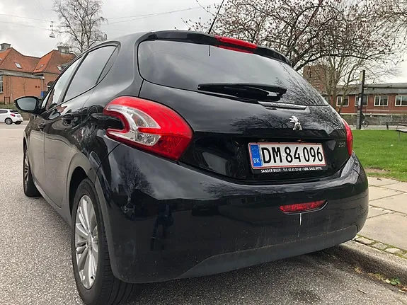 Peugeot 208 2012 photo 4