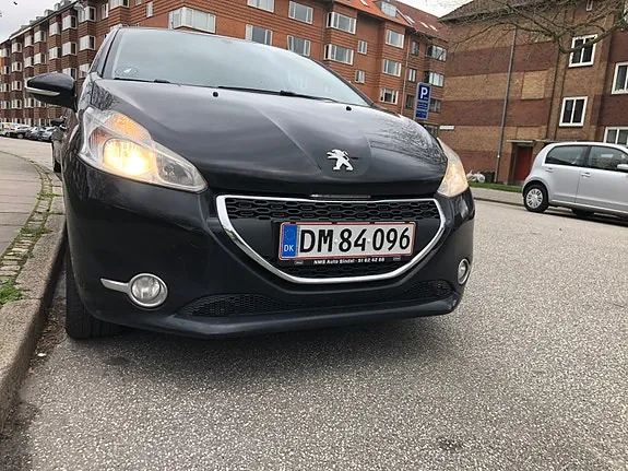 Peugeot 208 2012 photo 3