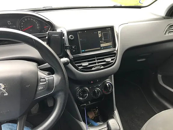 Peugeot 208 2012 photo 2