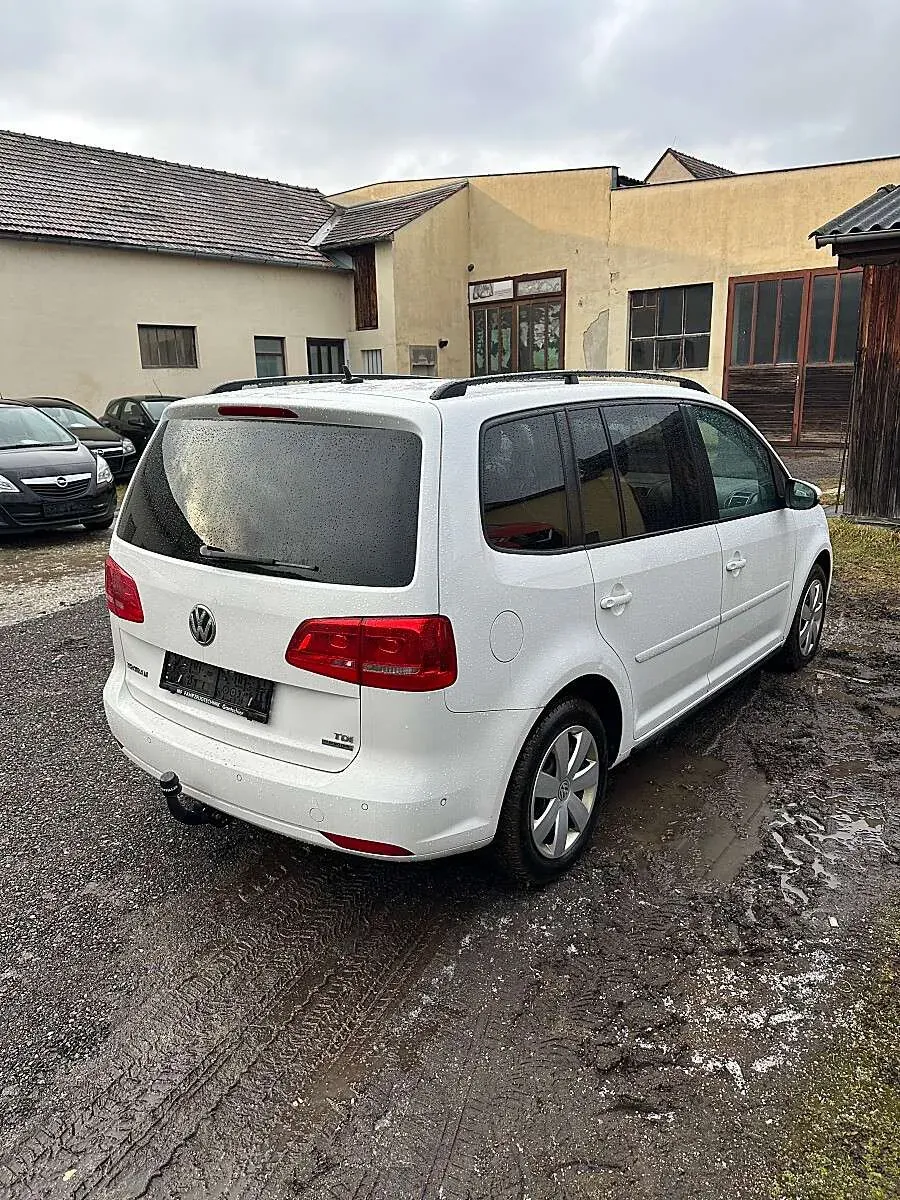 Volkswagen Touran 2011 photo 3