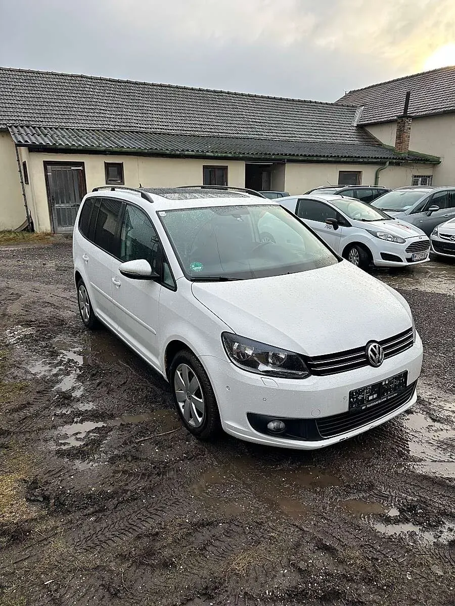 Volkswagen Touran 2011 photo 2