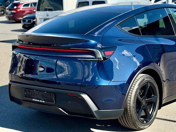 Tesla Model Y 2026 photo 5