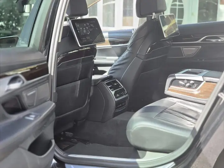 BMW 7 Series 2021 photo 2