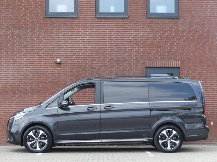 Mercedes-Benz Eqv 300 2025 photo 3