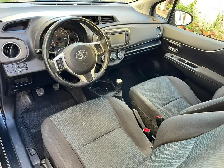Toyota Yaris 2012 photo 4