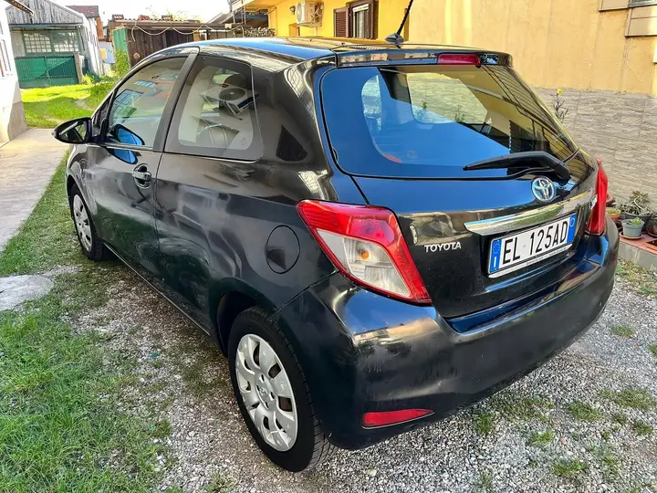 Toyota Yaris 2012 photo 2