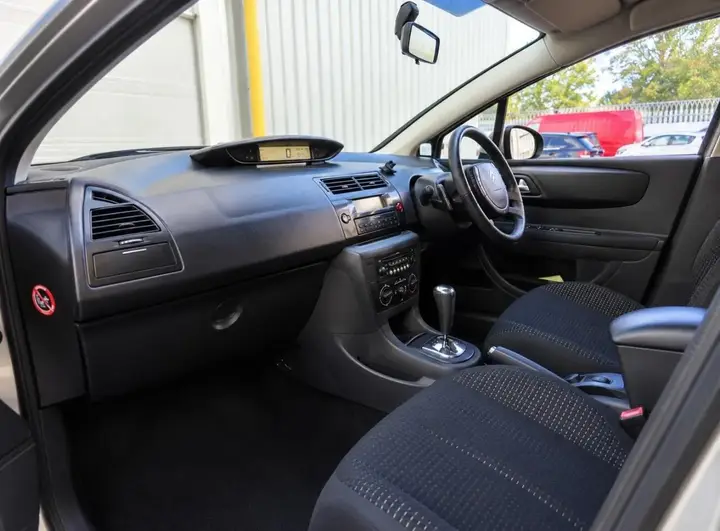 Citroen C4 2010 photo 2