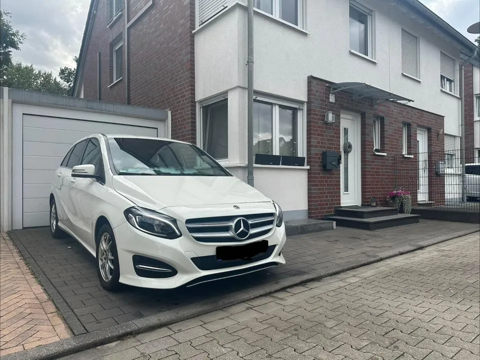 Mercedes-Benz B 180