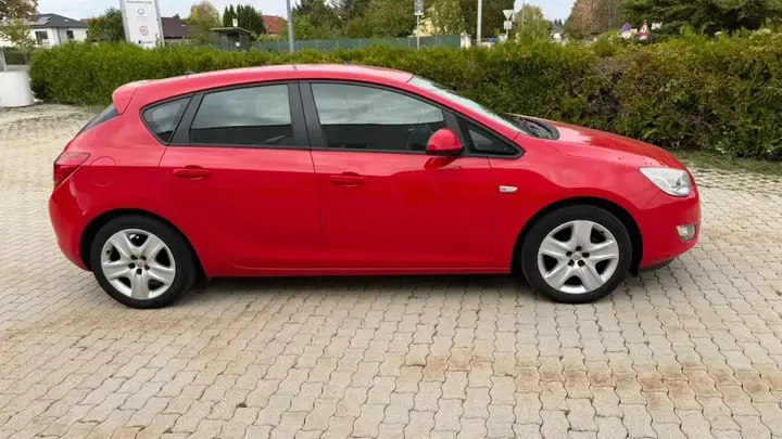 Opel Astra 2010 photo 3