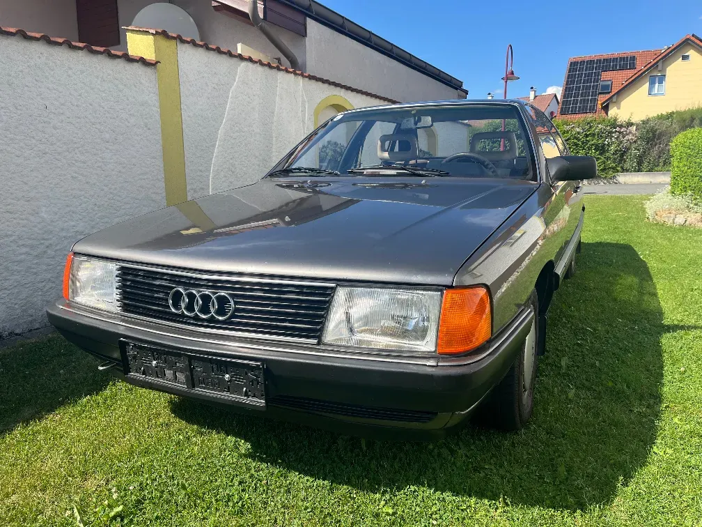 Audi 100 1984 photo 2