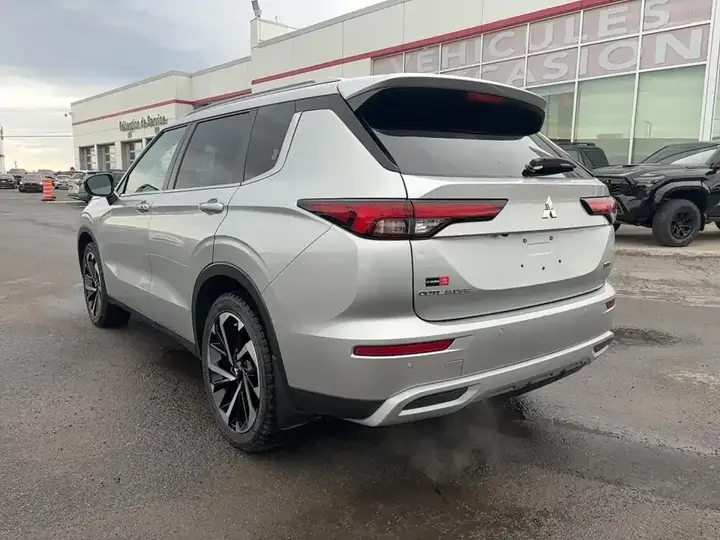 Mitsubishi Outlander 2023 photo 3