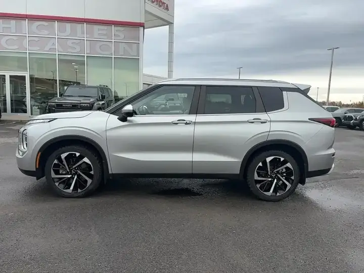 Mitsubishi Outlander 2023 photo 2