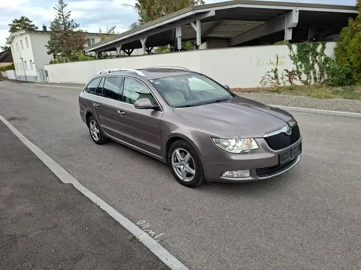 Skoda Superb 2010 photo 2